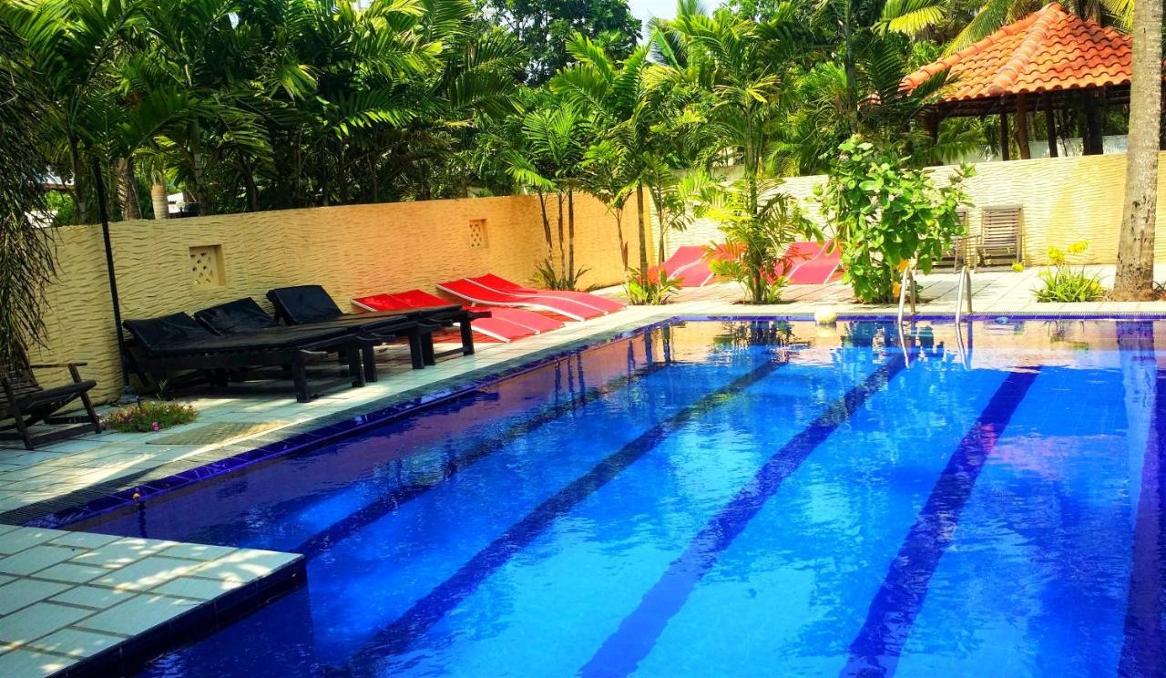 Maple Leaf Hotel Negombo Bagian luar foto