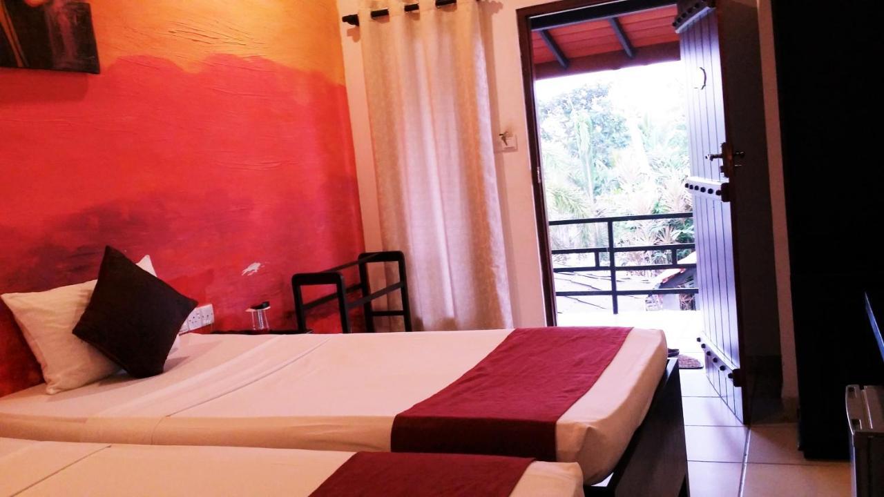 Maple Leaf Hotel Negombo Bagian luar foto