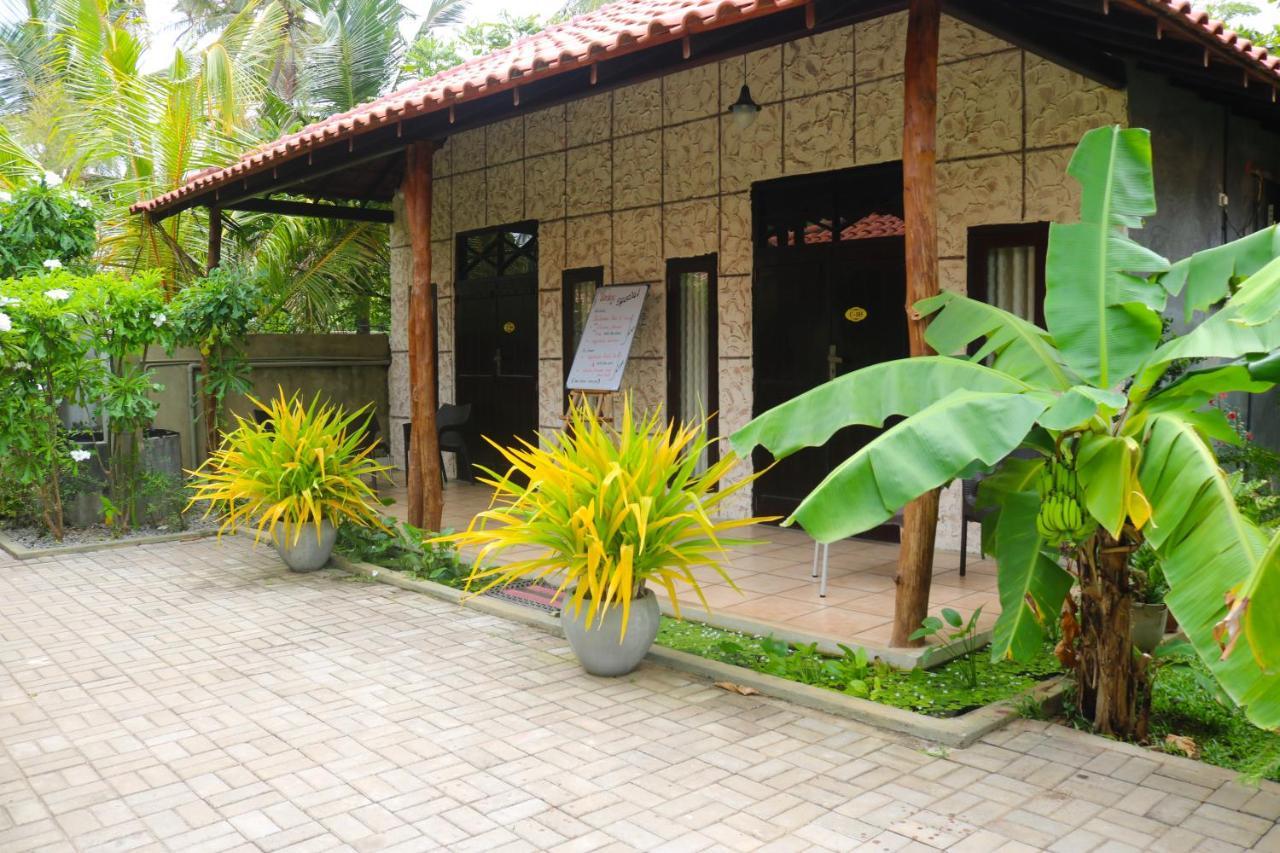 Maple Leaf Hotel Negombo Bagian luar foto