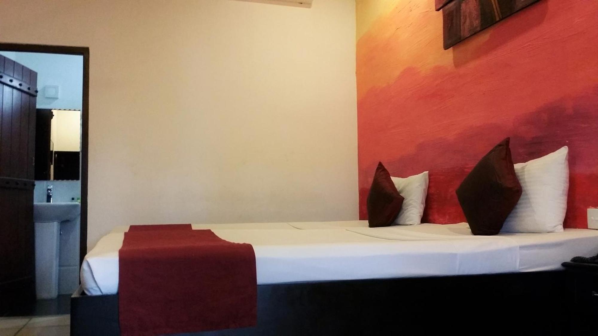 Maple Leaf Hotel Negombo Bagian luar foto
